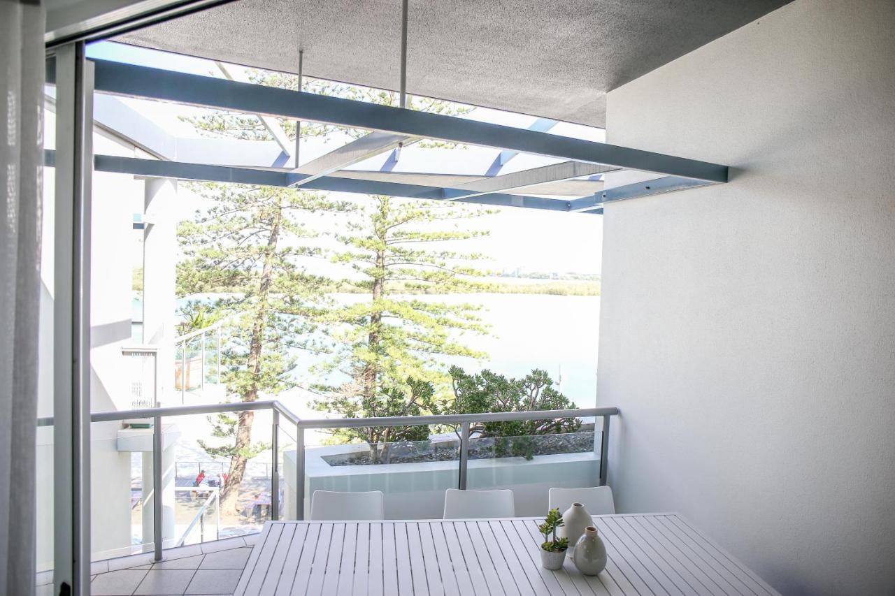 Rumba Beach Resort Калаундра Экстерьер фото A balcony