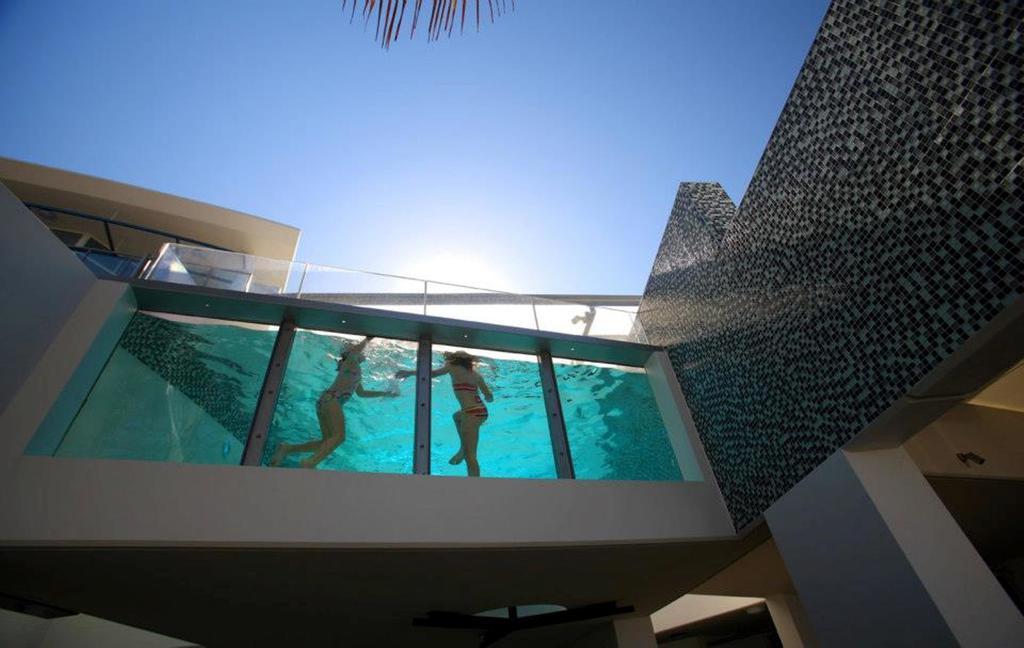 Rumba Beach Resort Калаундра Экстерьер фото The swimming pool at the hotel