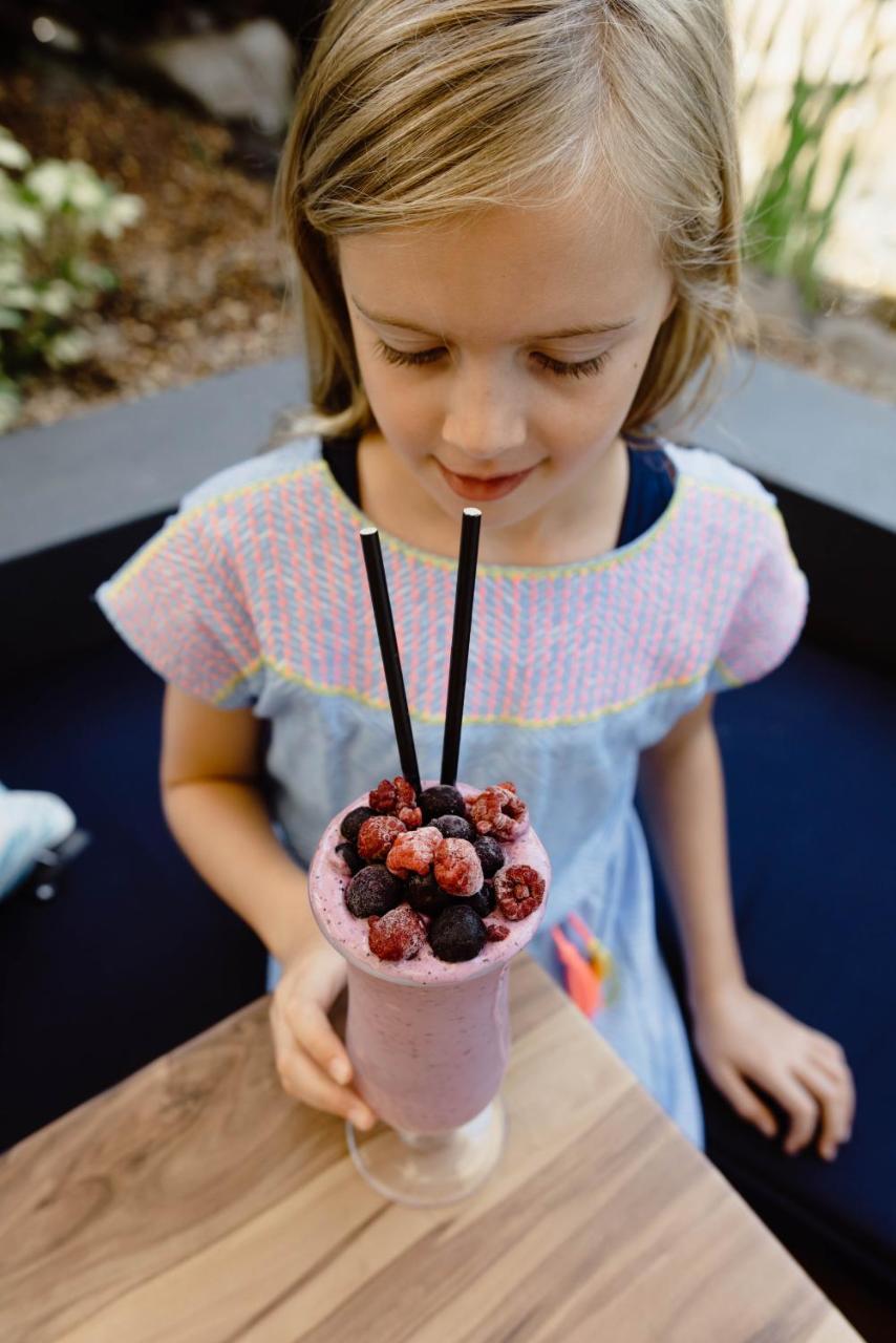Rumba Beach Resort Калаундра Экстерьер фото A girl with a smoothie