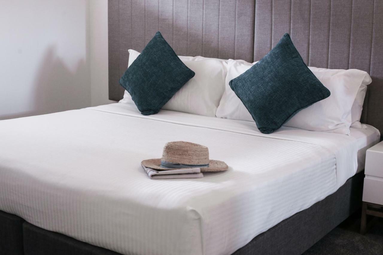 Rumba Beach Resort Калаундра Экстерьер фото A bed with a pillow