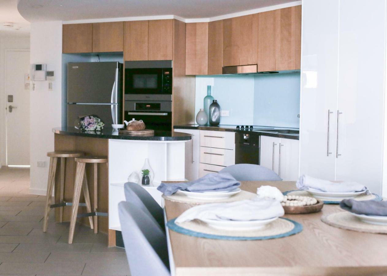 Rumba Beach Resort Калаундра Экстерьер фото A kitchen in a typical apartment